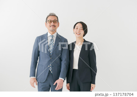男女のミドルビジネスパーソン 137178704
