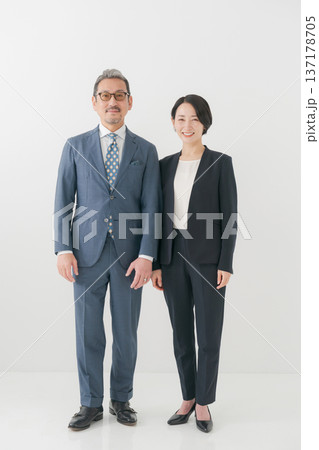 男女のミドルビジネスパーソン 137178705