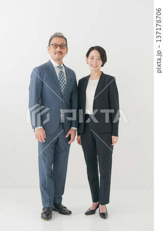 男女のミドルビジネスパーソン 男女のミドルビジネスパーソン 137178706