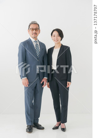 男女のミドルビジネスパーソン 男女のミドルビジネスパーソン 137178707