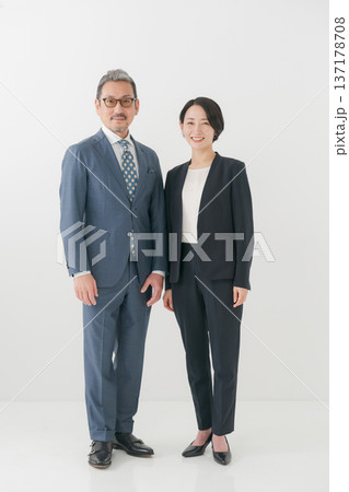 男女のミドルビジネスパーソン 男女のミドルビジネスパーソン 137178708