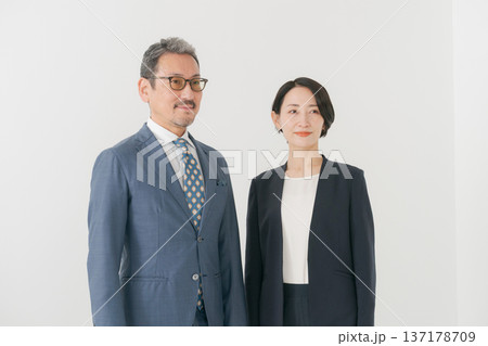 男女のミドルビジネスパーソン 男女のミドルビジネスパーソン 137178709