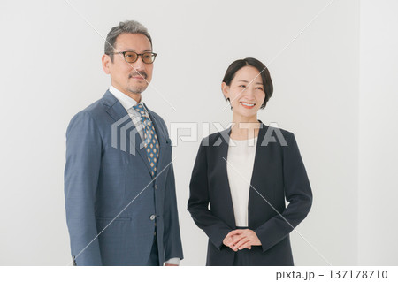 男女のミドルビジネスパーソン 男女のミドルビジネスパーソン 137178710