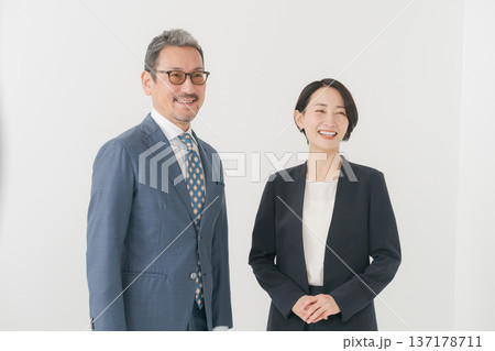 男女のミドルビジネスパーソン 男女のミドルビジネスパーソン 137178711