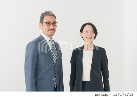 男女のミドルビジネスパーソン 137178712