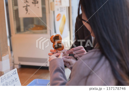 観光地で食べ歩きをするカップルの手元のクローズアップ 観光地で食べ歩きをするカップルの手元のクローズアップ 137178746