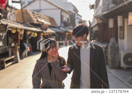 柴又の観光地を笑顔で話しながら歩くカップル 柴又の観光地を笑顔で話しながら歩くカップル 137178764
