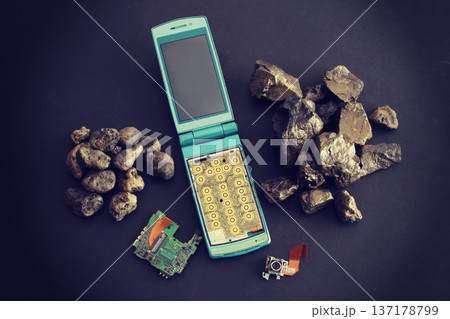 パソコンや携帯電話などのデジタル機器に使われるレアメタルやレアアース 137178799