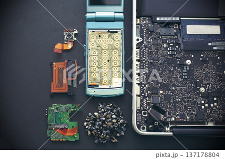 パソコンや携帯電話などのデジタル機器に使われるレアメタルやレアアース 137178804