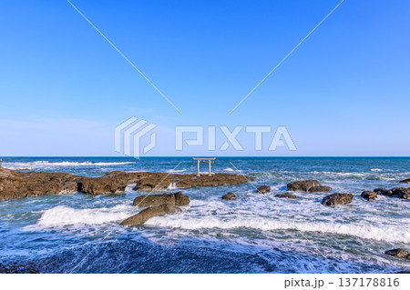 大洗磯前神社の海に立つ神磯の鳥居 大洗磯前神社の海に立つ神磯の鳥居 137178816