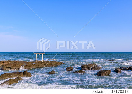 大洗磯前神社の海に立つ神磯の鳥居 大洗磯前神社の海に立つ神磯の鳥居 137178818