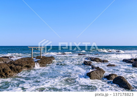 大洗磯前神社の海に立つ神磯の鳥居 大洗磯前神社の海に立つ神磯の鳥居 137178823