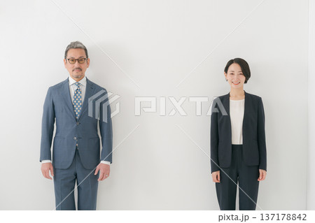 スーツを着ている男女 137178842