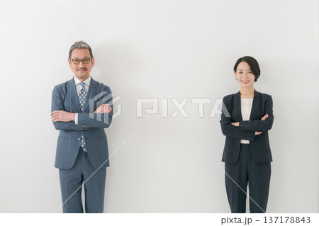 スーツを着ている男女 137178843