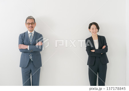 スーツを着ている男女 スーツを着ている男女 137178845