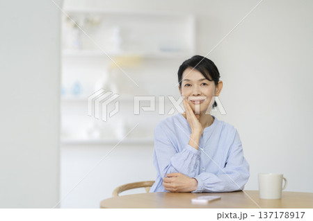 カメラ目線で微笑む50代後半の女性 137178917