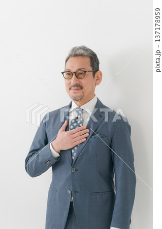 胸に手を当てるビジネスマン 137178959