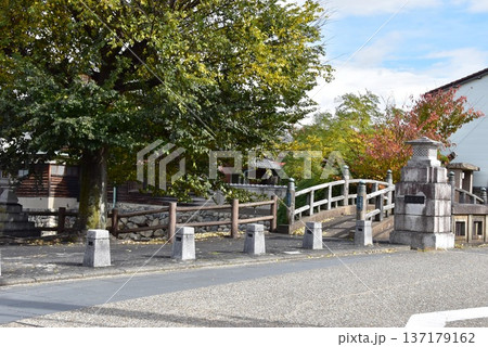 桑名市 歴史を語る公園の三条大橋と街並み 桑名市 歴史を語る公園の三条大橋と街並み 137179162