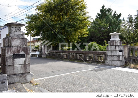 桑名市　三之丸堀にかかる南大手橋と町並み 137179166