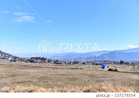 冬の田園風景 137179354