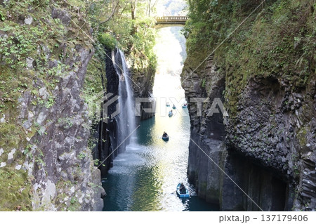 (高千穂峡)滝のある風景 (高千穂峡)滝のある風景 137179406