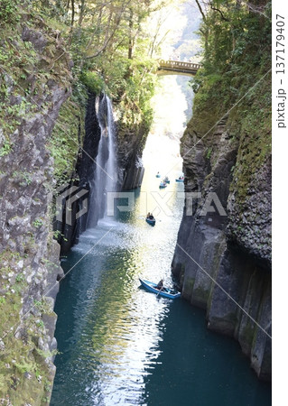(高千穂峡)小さな滝から流れる水とボート (高千穂峡)小さな滝から流れる水とボート 137179407