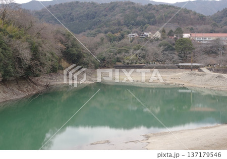 小雨のために渇水 137179546