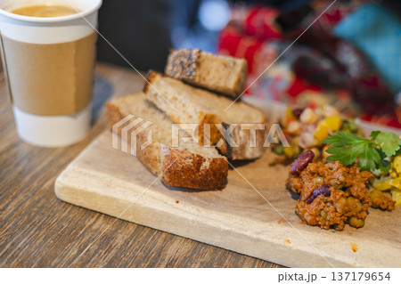 カフェの朝食プレート　パンとデリカッセン 137179654