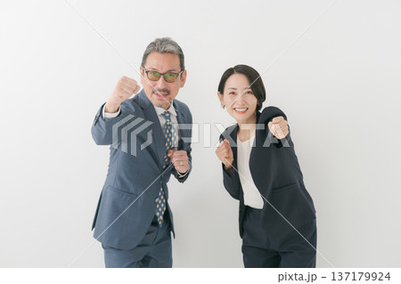 応援をするスーツの男女 137179924