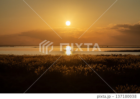 野付湾の夕日 137180038