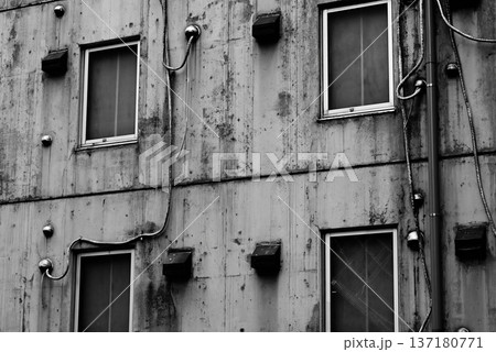 雑居ビルの外壁 137180771