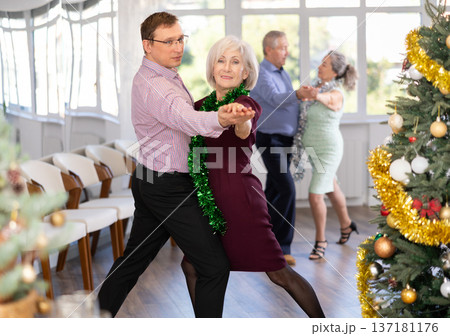 Elderly man and elderly woman dance tango Elderly man and elderly woman dance tango 137181176