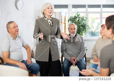 Communication of elderly people. Training and group therapy with psychologist Communication of elderly people. Training and group therapy with psychologist 137181220