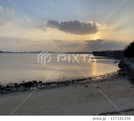 福岡市東区博多湾の黄昏時の景色を海岸から 福岡市東区博多湾の黄昏時の景色を海岸から 137181336