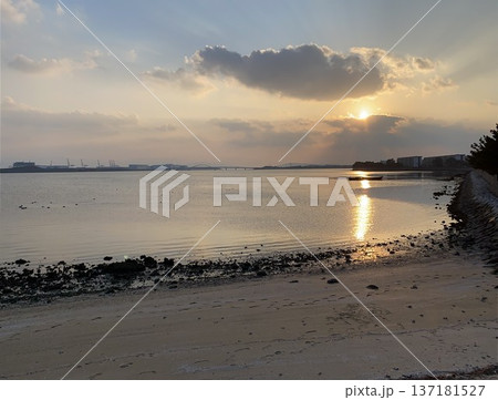 福岡市東区博多湾の黄昏時の景色を海岸から 福岡市東区博多湾の黄昏時の景色を海岸から 137181527