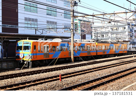 馬橋駅に停車中の流鉄流山線5000形電車 馬橋駅に停車中の流鉄流山線5000形電車 137181531