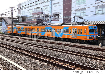 馬橋駅に停車中の流鉄流山線5000形電車 137181533