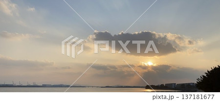 福岡市東区博多湾の黄昏時の美しい景色 137181677