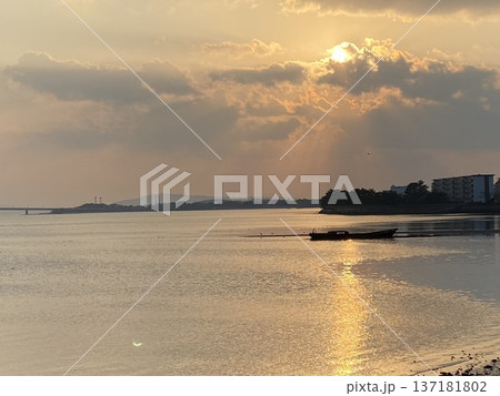福岡市東区博多湾の黄昏時の綺麗な景色 福岡市東区博多湾の黄昏時の綺麗な景色 137181802