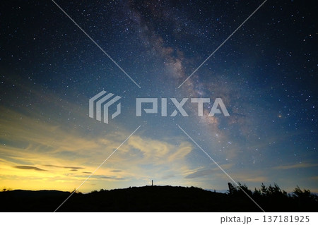 天の川と流れ星が輝く夏の夜空 星景風景 137181925