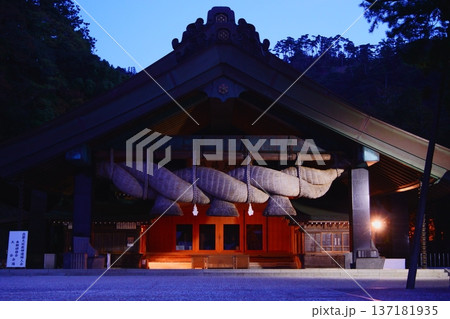 夜明け前の出雲大社 社殿と静寂の時間 夜明け前の出雲大社 社殿と静寂の時間 137181935