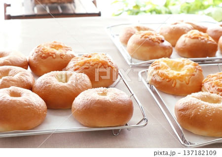 パン教室での手作りのベーグルパン  137182109