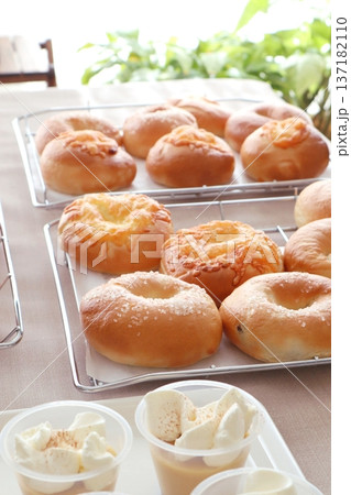 パン教室での手作りのベーグルパン パン教室での手作りのベーグルパン 137182110