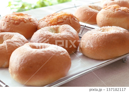 パン教室での手作りのベーグルパン パン教室での手作りのベーグルパン 137182117