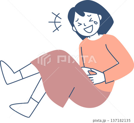 笑い転げる若い女性 笑い転げる若い女性 137182135