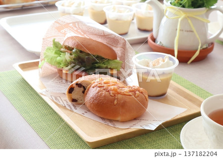 手作りのベーグルパンでランチ 137182204