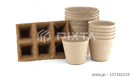 Biodegradable peat pots and seedling trays for sustainable gardening and plant propagation Biodegradable peat pots and seedling trays for sustainable gardening and plant propagation 137182210