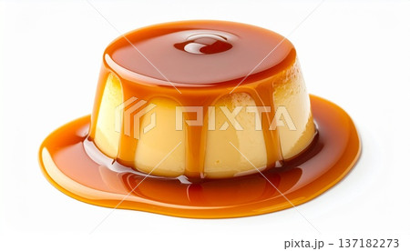 真っ白な背景の中央に配置されたカラメルソースかかったプリン 137182273
