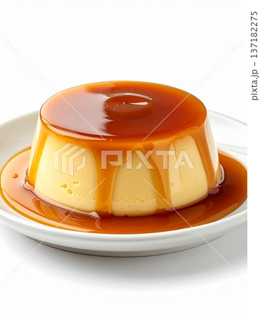 真っ白な背景の中央に配置されたカラメルソースかかったプリン 137182275