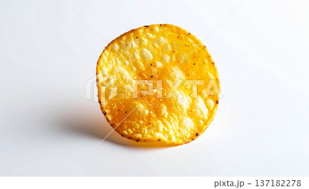 真っ白な背景の中央に配置されたポテトチップス一枚 137182278